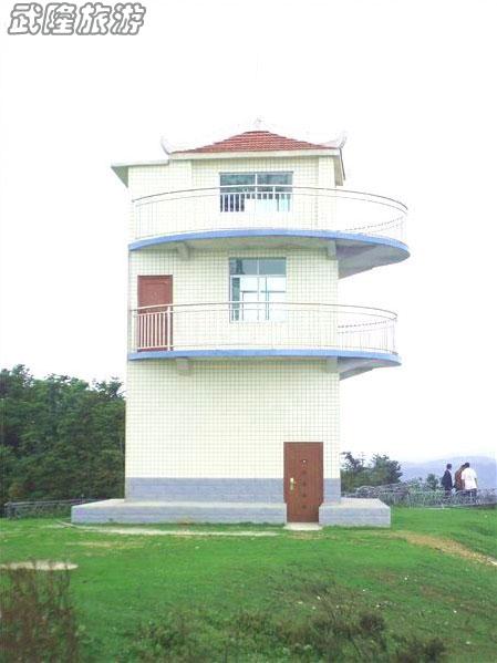 　　通天塔是仙女山公園的最高峰，海拔2033米。通天塔原來是仙女山林場監(jiān)測森林火災(zāi)的一個(gè)瞭望臺(tái)，破舊的木樓已經(jīng)被青磚水泥所替代，不僅繼續(xù)發(fā)揮著監(jiān)測森林火災(zāi)的作用，還可以滿足游客登高遠(yuǎn)眺的愿望。 　　通天塔是仙女山公園的最高峰，海拔2033米。通天塔原來是仙女山林場監(jiān)測森林火災(zāi)的一個(gè)瞭望臺(tái)，破舊的木樓已經(jīng)被青磚水泥所替代，不僅繼續(xù)發(fā)揮著監(jiān)測森林火災(zāi)的作用，還可以滿足游客登高遠(yuǎn)眺的愿望。 仙女山景點(diǎn)通天塔