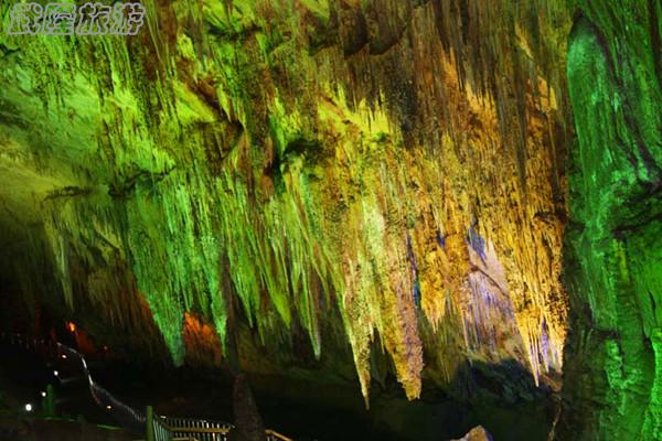 芙蓉洞景點(diǎn)之&ldquo;萬(wàn)箭掛壁&rdquo;