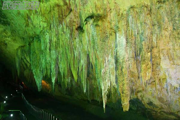 芙蓉洞景點(diǎn)之&ldquo;萬(wàn)箭掛壁&rdquo;