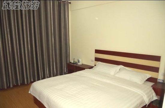 武隆怡眾商務(wù)酒店豪華大床房