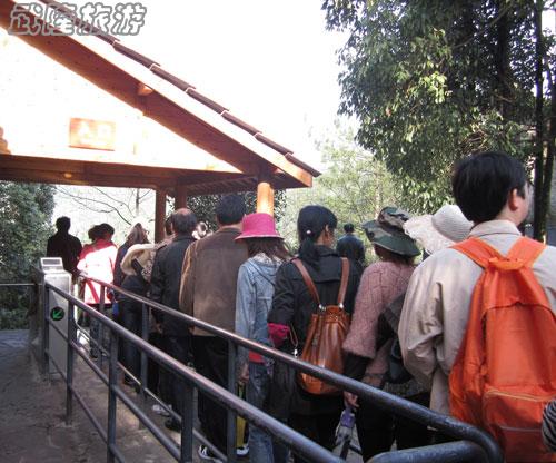 天生三硚氣勢恢宏 游客觀賞贊美聲不斷