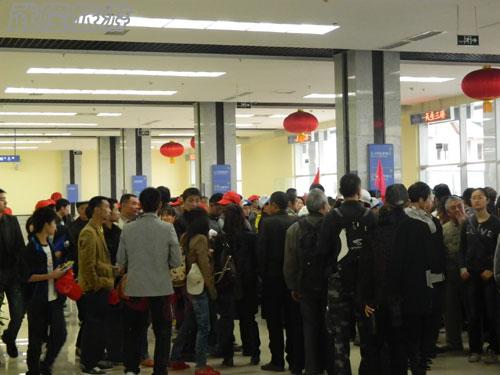 八方游客清明聚武隆 運(yùn)輸中心加班加點(diǎn)乘載游客