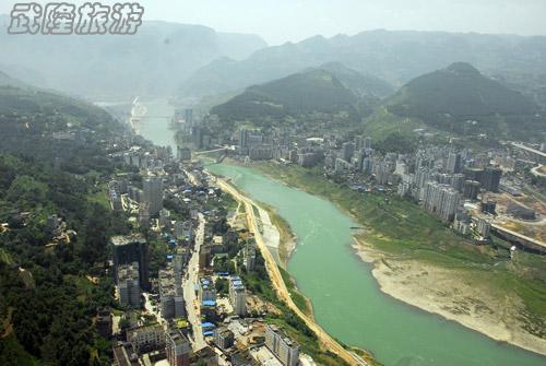 武隆山城，烏江穿城而過。