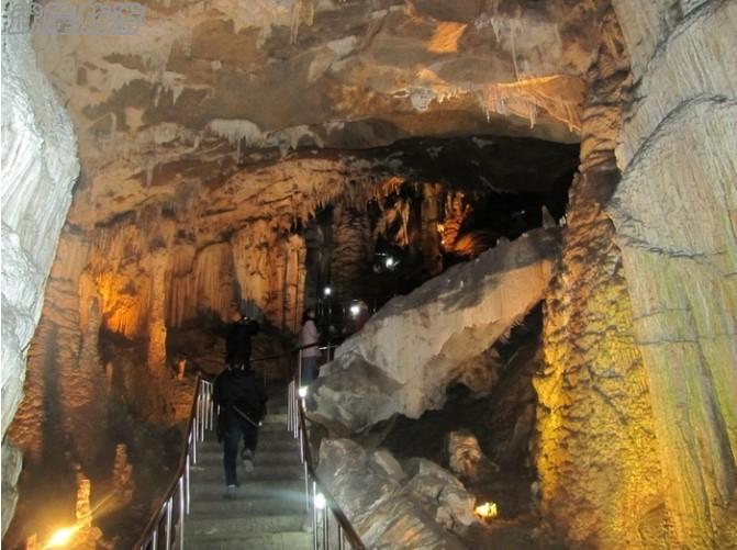 步入美輪美奐的芙蓉洞。