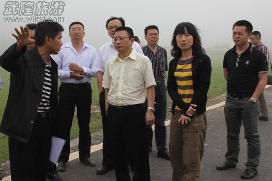 賈建國調(diào)研仙女山新區(qū)學(xué)校寺院規(guī)劃