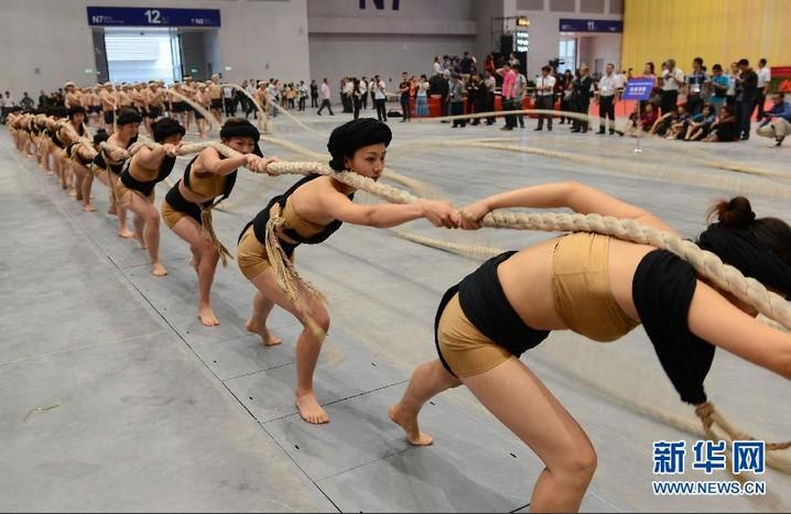 重慶渝洽會再現(xiàn)&ldquo;女纖夫&rdquo;風采