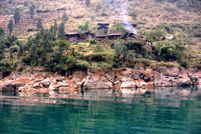 山腳江邊古老而神秘的盤(pán)古苗寨