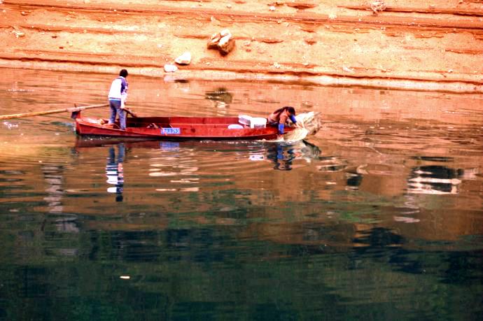 正在江中打魚(yú)的鄉(xiāng)民