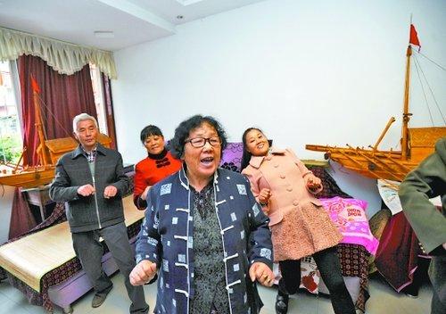 昨日，江北大竹林銀竹苑，71歲的吳秀蘭（前中）和弟子們在自家練習唱川江號子。本組圖/重慶晨報記者 李斌 攝