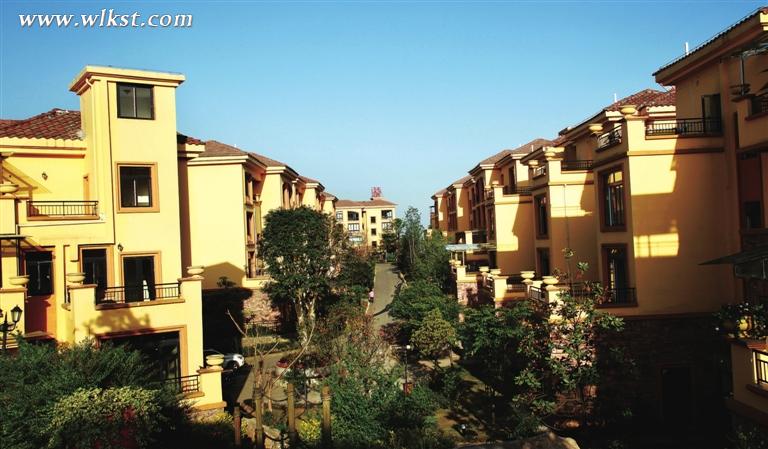 圖為仙女山鎮(zhèn)依云美鎮(zhèn)小區(qū)一角。