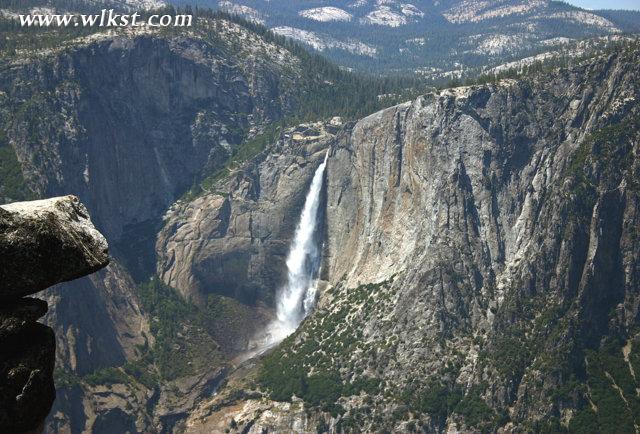 1.優(yōu)勝美地瀑布 美國(guó)   　　優(yōu)勝美地瀑布是北美落差最大的瀑布。阿瓦尼奇人認(rèn)為瀑布下的深潭住著一群女巫。傳說(shuō)有個(gè)女人在此潭打了一桶水，拉上來(lái)之后發(fā)現(xiàn)桶里滿(mǎn)是蛇，好惡心有沒(méi)有！這女人竟敢來(lái)女巫地盤(pán)打水，這讓女巫們非常生氣。于是，夜半時(shí)分，女巫們縱了一陣妖風(fēng)將打水女人的家和孩子一同卷入水中&hellip;&hellip;
