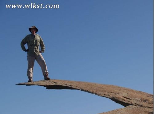 出門旅游，我們往往會&ldquo;解放&rdquo;自己，解放自己身心的同時，也降低了自身的警惕。拍照擺POSE