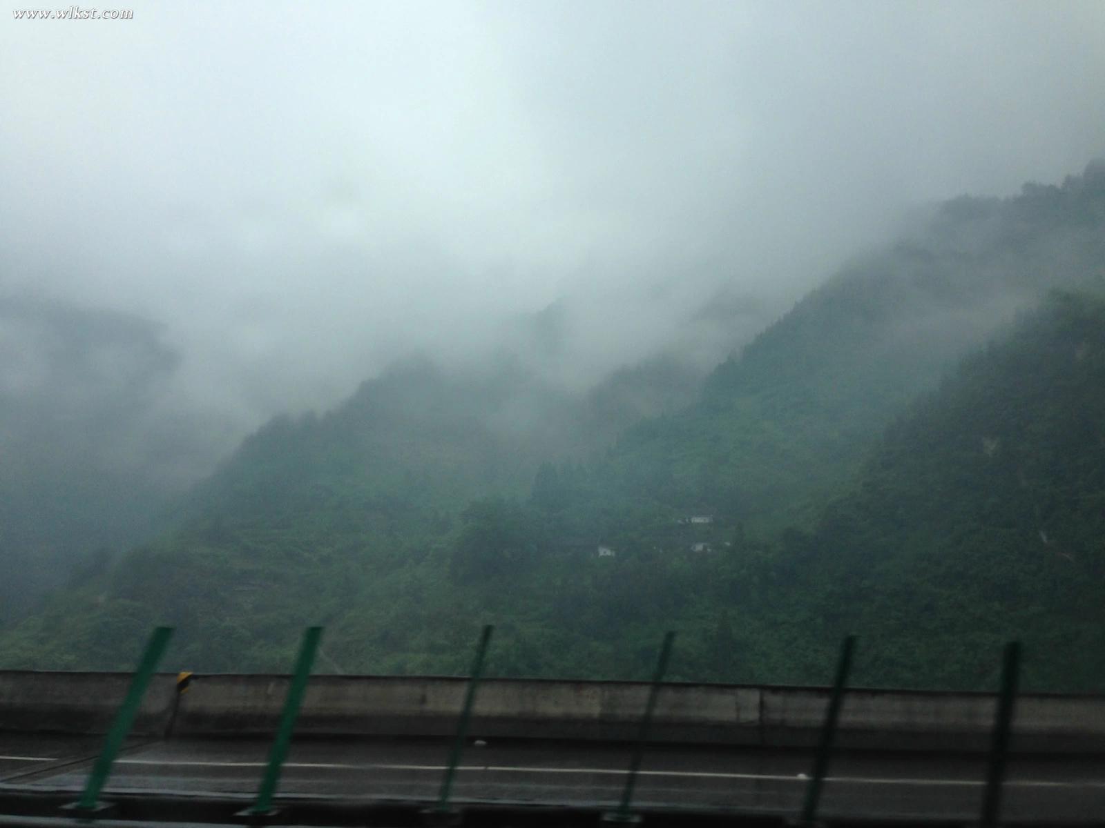 高速路旁的無名山