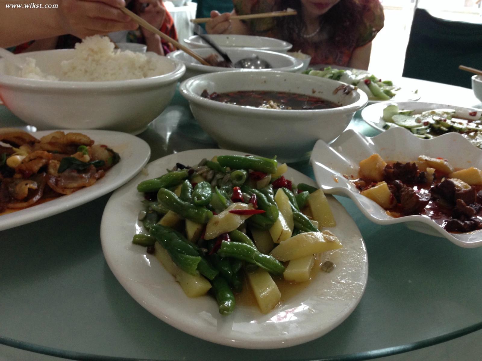 光顧著吃了差點忘了拍照，這就是導(dǎo)游說的傳說中的高原土豆燒茄子，除了面吃不出區(qū)別。