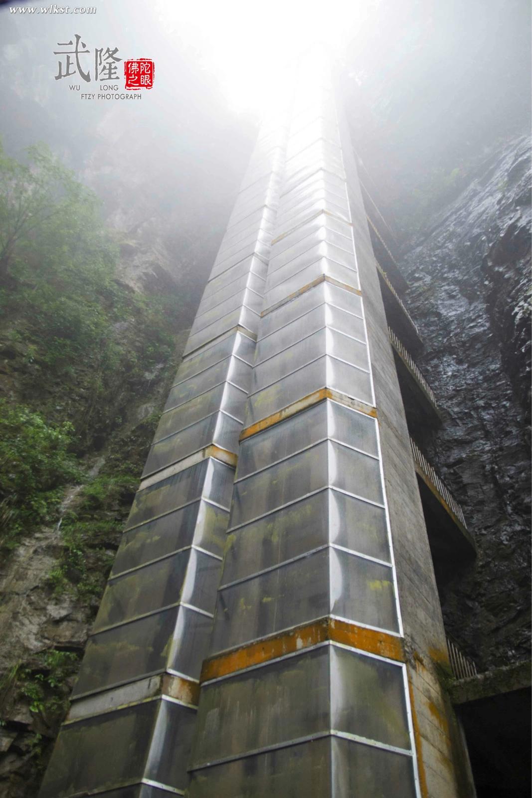 下橋石的唯一工具，觀光電梯，挺長的，由于山頂?shù)撵F氣電梯仿佛通往云霄