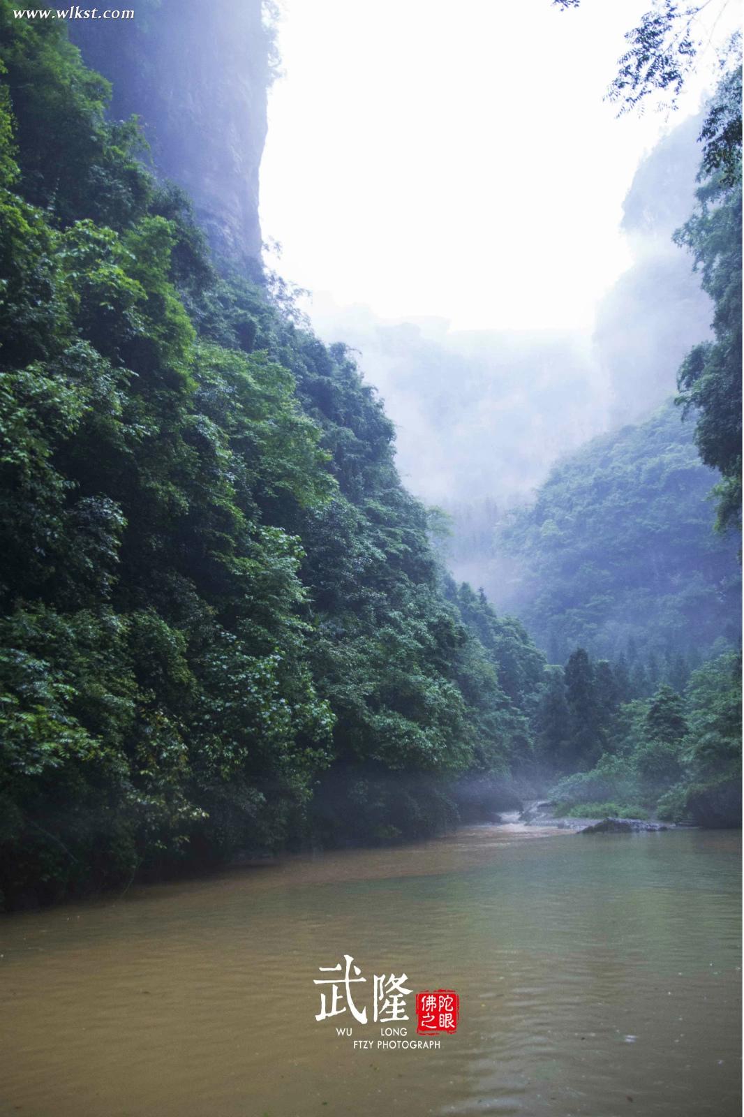河上飄著薄薄的霧
