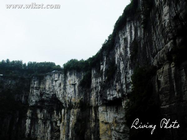 　　坐上電梯下去，好震撼啊!身臨其境的感覺是很棒的，大自然真是鬼斧神工。
