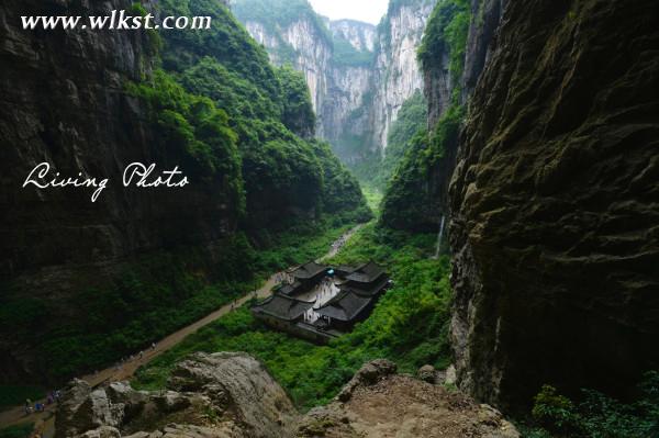 　　坐上電梯下去，好震撼啊!身臨其境的感覺是很棒的，大自然真是鬼斧神工。