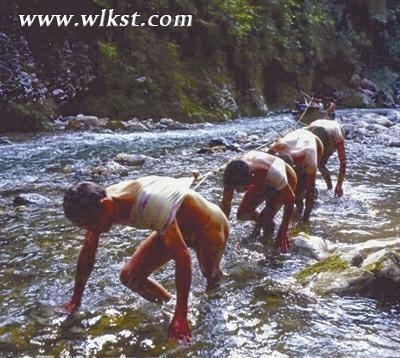 駕船，推槳，拉纖，過(guò)去的船工生活很艱辛。