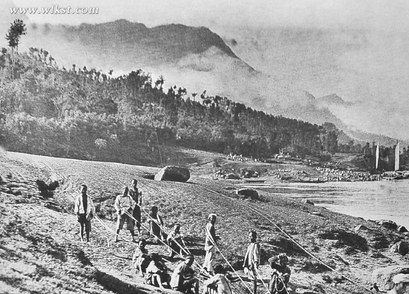 拉過(guò)激流險(xiǎn)灘后，纖夫才有片刻喘息時(shí)間(1911年)。