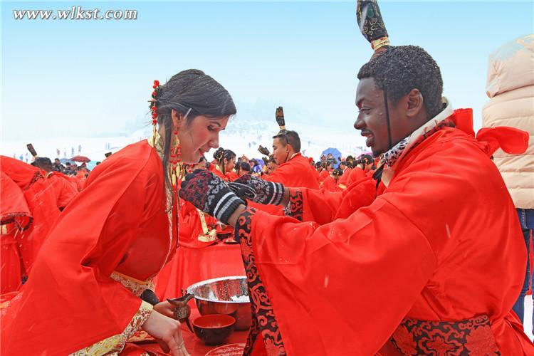 冰雪作證 99對(duì)中外新人在武隆仙女山舉行雪地集體婚禮