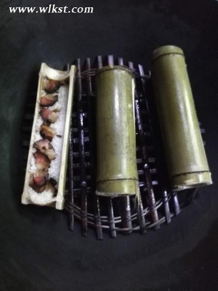 竹筒飯出鍋了，臘肉味道都侵入米飯了，非常好吃