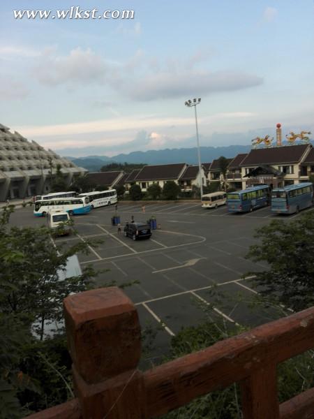 游客中心半晚時(shí)分，遠(yuǎn)處的云與山很漂亮