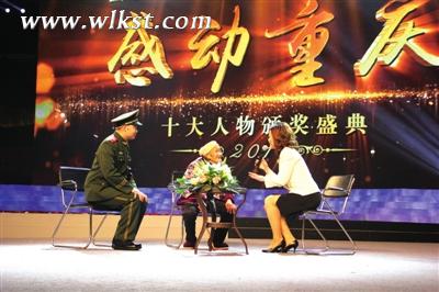 圖為楊興明(中)在頒獎(jiǎng)現(xiàn)場(chǎng)接受主持人采訪。