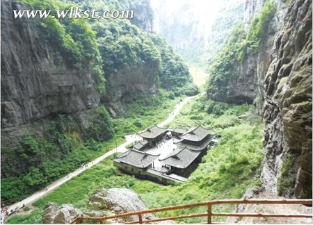 行走武隆 被打濕的喀斯特