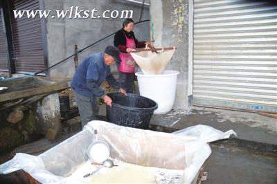 過濾隔渣。 本報特約通訊員曾光全/攝