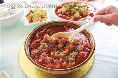 酥肉燉粉條。 資料圖片