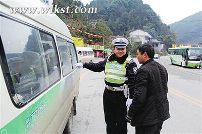 圖為羅旦華提醒駕駛員安全行駛。