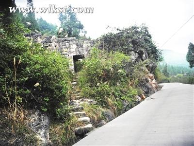 潭水碧綠而晶瑩。