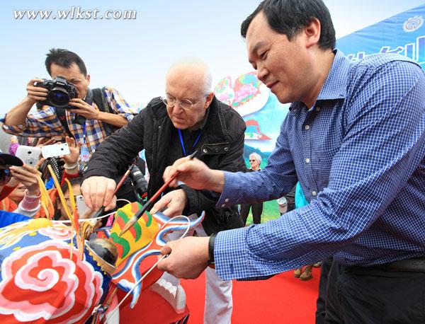 武隆喀斯特公司董事長任良生與國際風(fēng)聯(lián)副主席漢斯為&ldquo;巨龍&rdquo;點睛