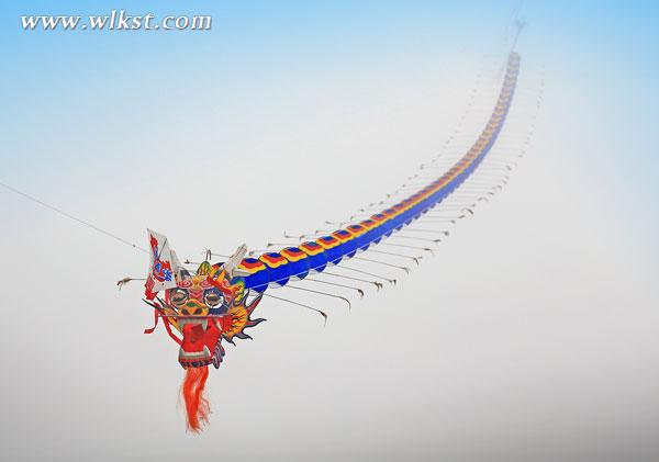 6000米&ldquo;巨龍&rdquo;翱翔于天空