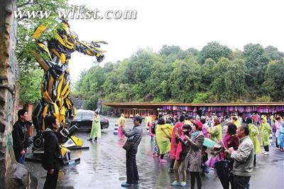 圖為游客在天生三橋入口處的&ldquo;大黃蜂&rdquo;前留影。