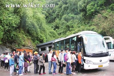 游客排隊(duì)上車逛景區(qū)