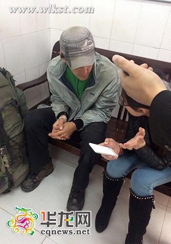 　民警向俄羅斯小伙了解情況-武隆縣公安局供圖