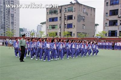 圖為學(xué)生們正在軍訓(xùn)。