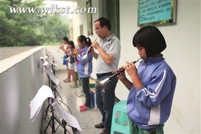 小學(xué)生正在練習(xí)嗩吶