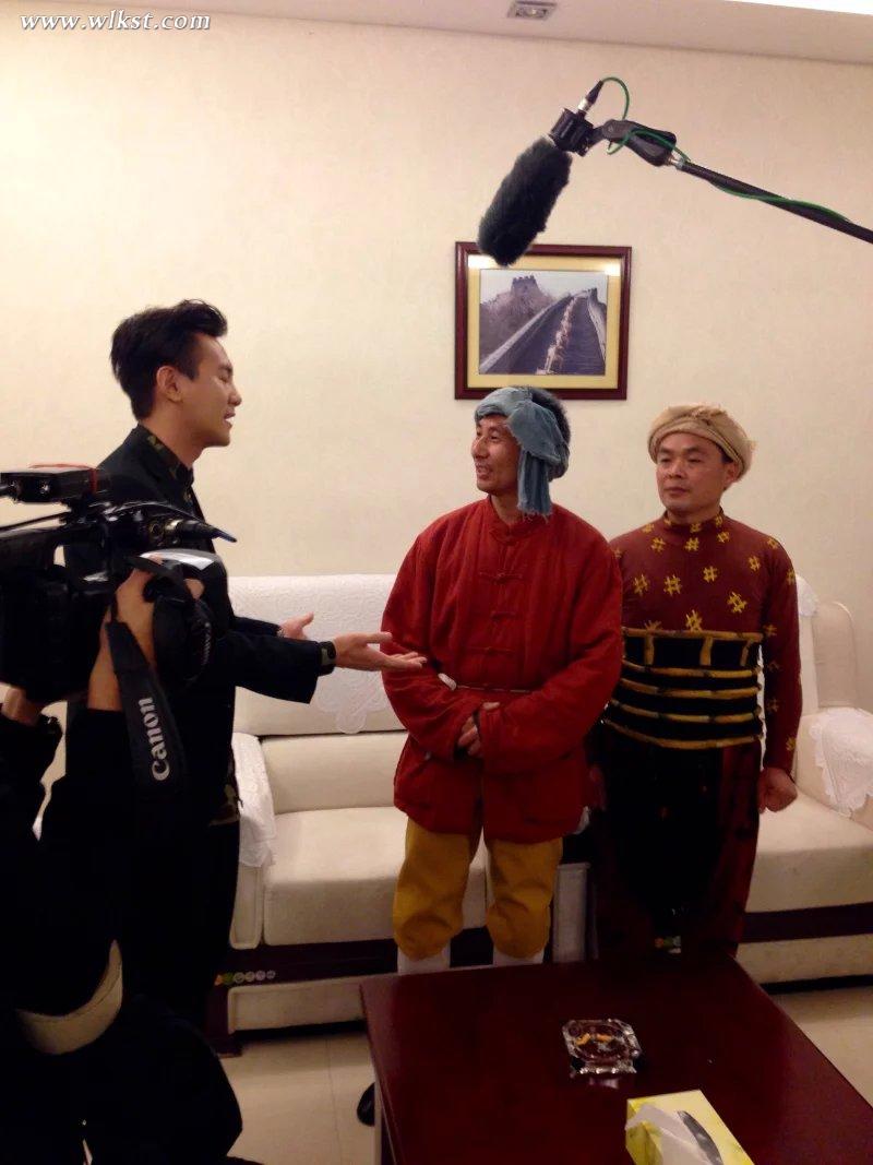 新加坡著名影星方偉杰現(xiàn)場(chǎng)學(xué)唱&ldquo;川江號(hào)子&rdquo;(圖)