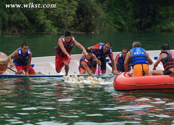 芙蓉江龍舟賽忠縣隊(duì)蟬聯(lián)雙冠王 人鴨共舞逗樂全場