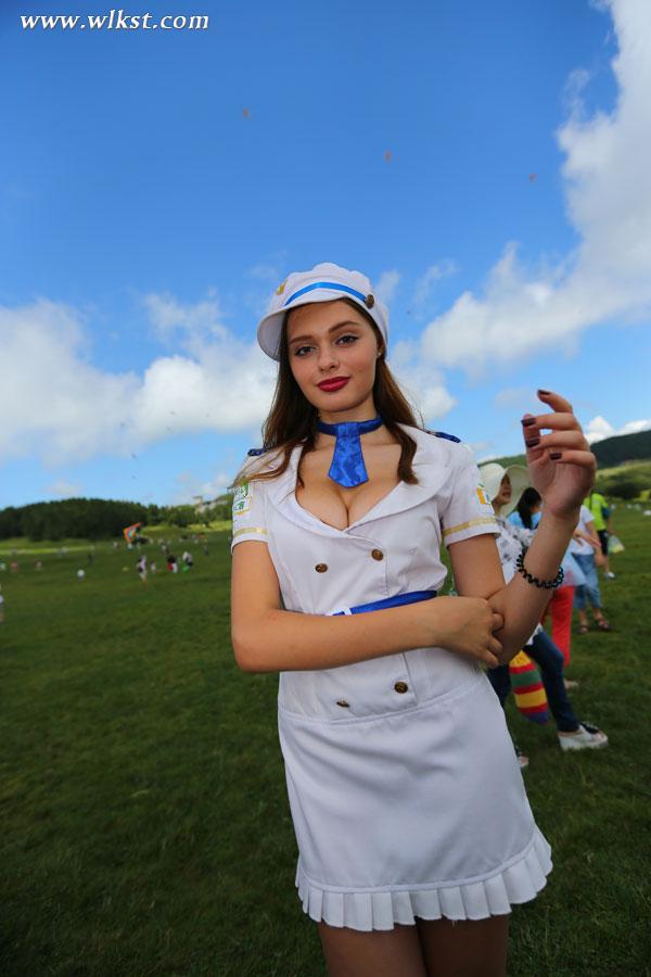 外國(guó)美女仙女山上演制服誘惑 媚眼酥胸勾魂