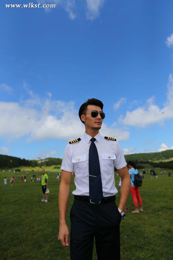 外國(guó)美女仙女山上演制服誘惑 媚眼酥胸勾魂