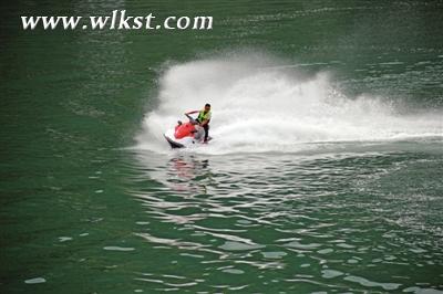 市民感受水上摩托帶來(lái)的清涼