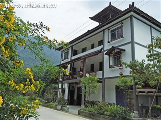 房前屋后種滿花草，環(huán)境優(yōu)美（圖/蔣紅蘭）