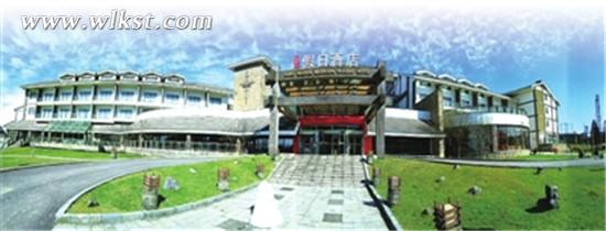 藍天白云下的假日酒店