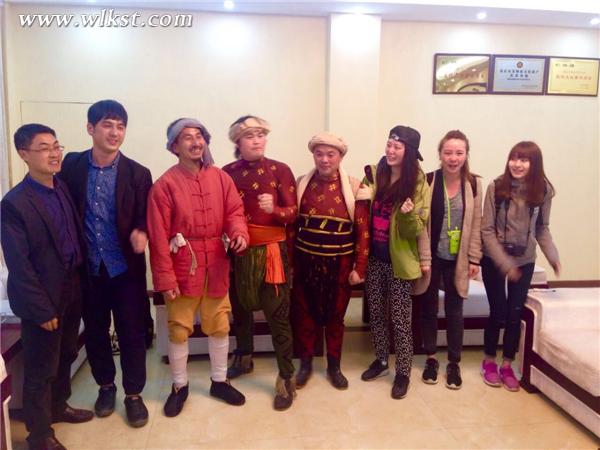 武隆喀斯特公司總經(jīng)理黃道生與考察團合影留戀