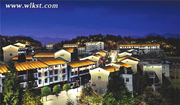 在燈光的映射下，大洞河鄉(xiāng)夜色如畫。