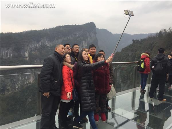 玻璃跳臺上不一樣的全家福